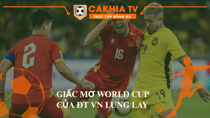 Trong một trận đấu then chốt tại vòng loại World Cup 2026, đội tuyển Việt Nam bất ngờ nhận thất bại 0-4 trước Malaysia. Kết quả này không chỉ khiến cánh cửa World Cup trở nên xa vời, mà còn đặt ra nghi vấn về năng lực và tư duy chiến thuật của đội ngũ hiện tại. Cùng Mai Châu và Cakhiatv tìm hiểu nhé. Tổng quan trận đấu: Một trận thua từ đầu đến cuối Ngay từ những phút đầu tiên trên sân Bukit Jalil, Malaysia đã thi đấu với sự tự tin đáng kinh ngạc, trong khi đội tuyển Việt Nam lại thiếu mạnh mẽ và quyết đoán. Bàn thua đầu tiên đến từ một pha đánh biên đơn giản nhưng hàng phòng ngự Việt Nam lại tỏ ra mất tập trung. Sau đó, những nỗ lực rải rác của hàng công Việt Nam gần như bế tắc trước hàng thủ Malaysia thi đấu kỷ luật. Các thống kê sau trận cho thấy Việt Nam chỉ có 2 cú sút trúng đích trong suốt 90 phút, phần lớn thời gian cầm bóng là vô hại. Không có một phương án tấn công cụ thể nào được triển khai hiệu quả. Điều này phần nào phản ánh sự thiếu gắn kết và tính toán trong lối chơi. HLV Kim Sang Sik bên bờ vực: Chiến thuật bằng phẳng, thiếu linh hoạt Về mặt con người, Việt Nam sở hữu nhiều cái tên đã chứng minh được khả năng như Quang Hải, Hoàng Đức hay Đỗ Hùng Dũng. Tuy nhiên, cách đối đội của HLV Kim Sang Sik lại khiến nhiều người không khỏi bức xúc. Việc kiên định với sơ đồ 3-4-3 bất chấp tình huống và đối thủ khiến đội bóng thiếu sự điều chỉnh khi gặp bế tắc. Thất bại trước Malaysia cũng là trận thứ 3 Việt Nam trắng tay liên tiếp trên đấu trường quốc tế. Nhiều câu hỏi đặt ra về tư duy chiến thuật của HLV người Hàn Quốc: Liệu ông đang cố chấp vào một triết lý cứng như thép mà không linh hoạt theo tình hình thực tế? Sau trận đấu, HLV Kim Sang Sik đã chia sẻ: “Đầu tiên, với tư cách là HLV trưởng, tôi cảm thấy có lỗi với cổ động viên Việt Nam đã đi một quãng đường xa tới Bukit Jalil, cũng như người hâm mộ theo dõi qua truyền hình.” Ông cũng thừa nhận những biến động trong trận đấu đã khiến đội đánh mất thế trận: “Ở nửa sau trận đấu, với chấn thương của Tiến Dũng, Thành Chung, đội tuyển Việt Nam đã gặp khó khăn trong việc triển khai đội hình. Đó cũng là một trong những lý do khiến chúng tôi thất bại.” Đáng nói hơn, ông Kim cũng đề cập đến sự khác biệt rõ rệt về thể hình và tốc độ của các cầu thủ Malaysia, đặc biệt là các gương mặt nhập tịch. Ông cho biết đã có sự chuẩn bị nhưng thực tế trận đấu cho thấy khoảng cách là không nhỏ, cả về thể chất lẫn chiến thuật. Tương lai giữa đại dương: Cần hướng đi mới? Trận thua Malaysia khiến Việt Nam giờ đã không còn quyền tự quyết cho tấm vé vào vòng loại cuối World Cup 2026 khu vực châu Á. Nguy cơ bị loại sớm là rất cao, nhưng điều đáng lo hơn chính là tinh thần và lối chơi thiếu bản lĩnh. Ở thời điểm hiện tại, không chỉ là chuyện chiến thuật, mà là tâm lý và sự kết nối đội hình đang có vấn đề. Không có một thủ lĩnh thực thụ nào trên sân, và dường như sự thiếu ổn định trong ban huấn luyện đang khiến nội bộ mất phương hướng. Không còn thời gian để mơ mộng, bóng đá Việt Nam cần một cuộc tái thiết thực tế, từ chính lối đi chiến lược cho đến đào tạo trẻ. Hành trình vượt đại dương World Cup đang trở nên xa vời hơn bao giờ hết. Điều người hâm mộ cần lúc này không phải là những lời xin lỗi sau mỗi thất bại, mà là hành động cụ thể từ Liên đoàn bóng đá và ban huấn luyện. Làm mới đội hình, trẻ hóa lực lượng, và nhất là xây dựng một lối chơi phù hợp vớicon người hiện tại là những bước đi bắt buộc nếu không muốn tiếp tục bị bỏ lại phía sau ở châu lục.